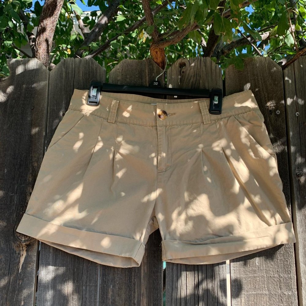 Ilucai Women's Khaki Low-Rise Shorts